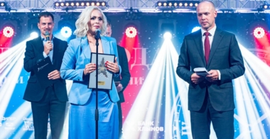 Клиника ЯВИЖУ выйграла премию "Человек года 2022" в номинации Прорыв Года